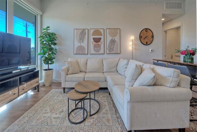 Building Photo - 4004 Banister Ln