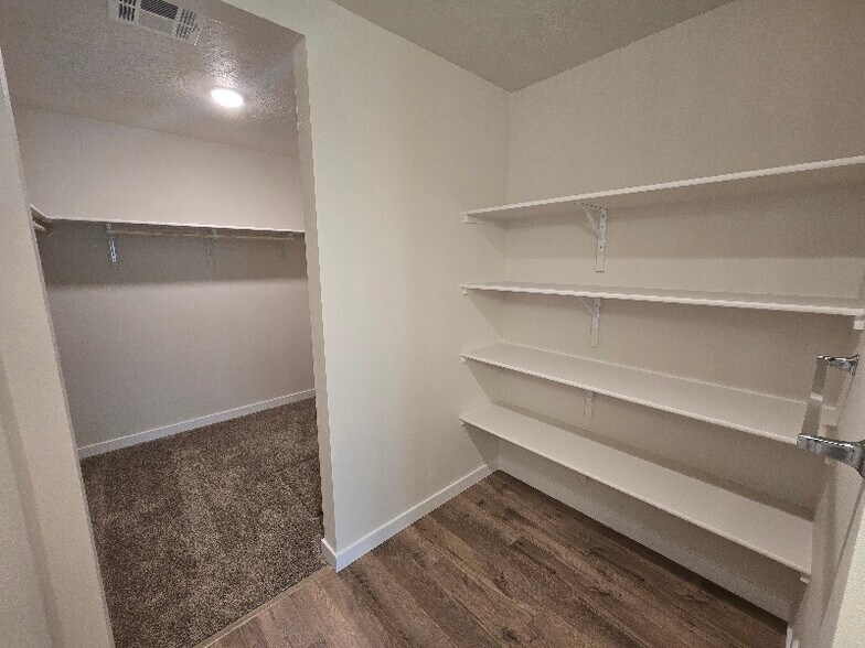 Building Photo - 323 Omphale St W