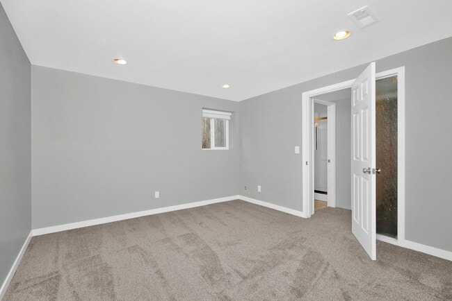 Building Photo - 17145 NE 5th Pl