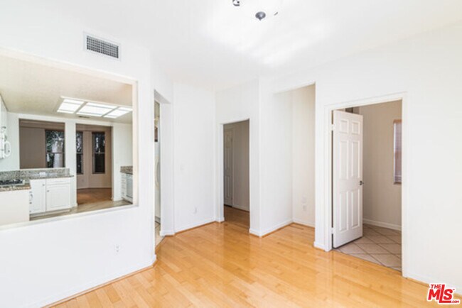 Building Photo - 2022 S Barrington Ave