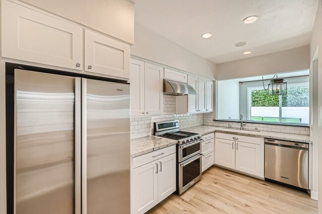 Building Photo - Beautifully Remodeled Townhome in the Cambria Community – Del Mar Heights