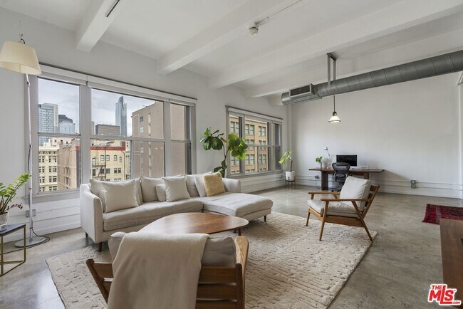 Building Photo - 814 S Spring St