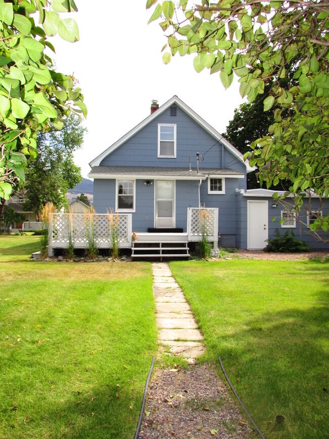 Building Photo - Beautiful Home with a Garage and Partially Fenced Yard
