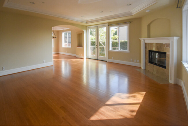 Building Photo - 2212 Marshallfield Ln