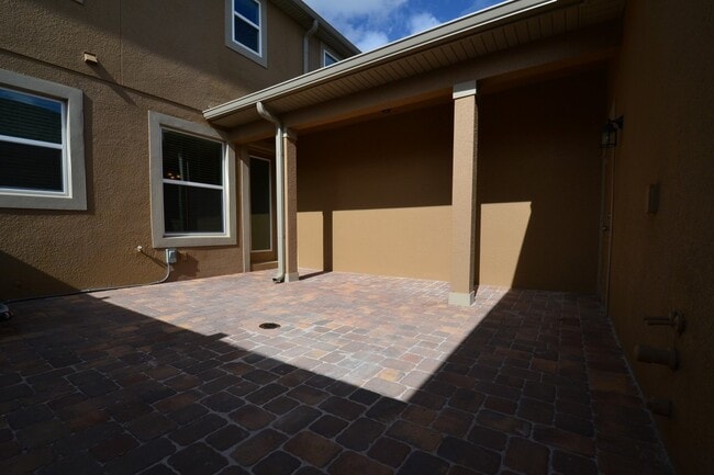 Building Photo - Gorgeous Lake View 3 BR 2.5 bath Luxury To...