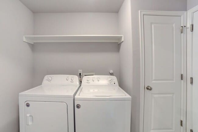 Building Photo - Cutest 3/2/2 Craftsman Style Home!