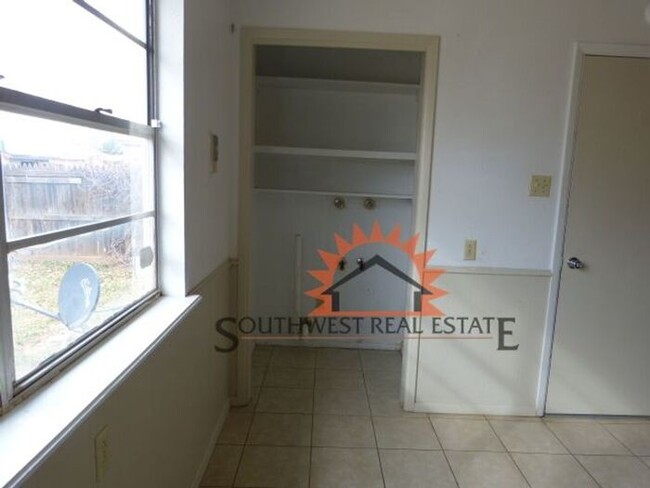 Building Photo - Cute 3 bedroom 1 bath one car garage