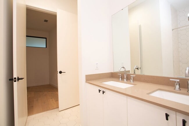 Building Photo - Light-Filled 2 Bed / 1 Bath – Wide-Plank Hardwood & W/D Included