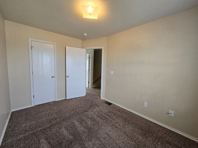 Building Photo - 4005 Nadine Dr