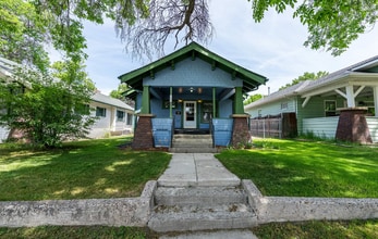Building Photo - Large Beautiful Home