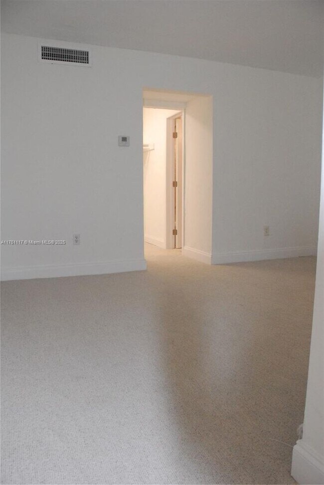 Building Photo - 10907 N Kendall Dr