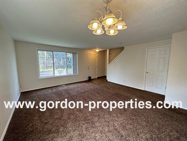 Building Photo - SE 73rd Ave - 3 bedroom townhouse in Mt Sc...