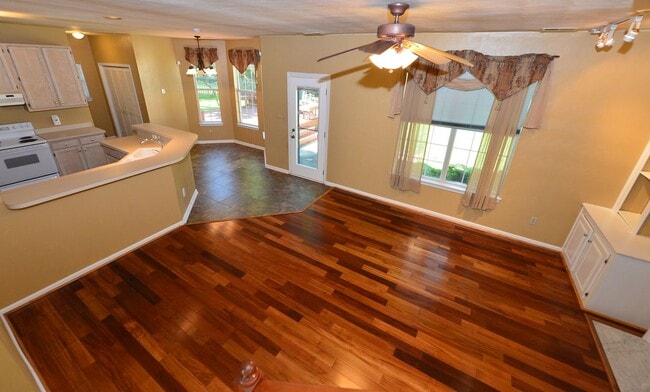 Building Photo - Lakefront home in Grassfield School District