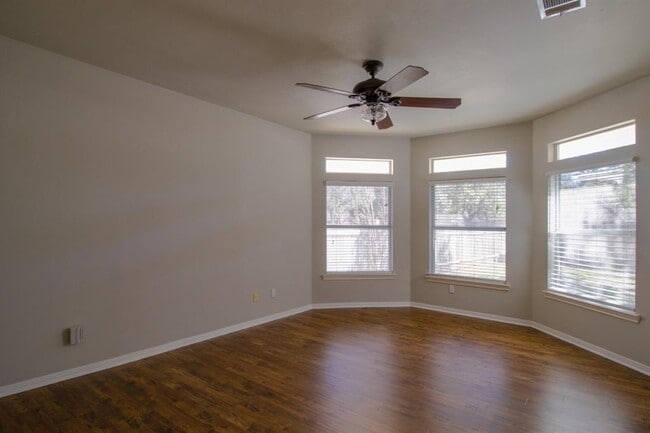 Building Photo - 504 Oakwood Blvd