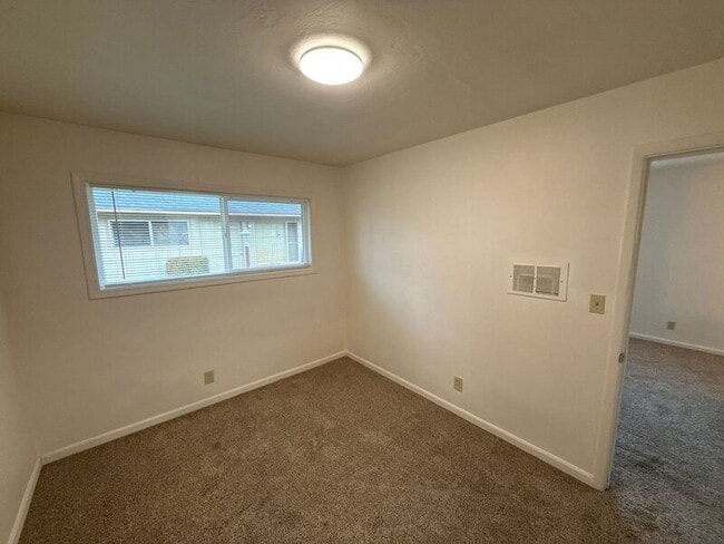 Building Photo - 1145 Saginaw St S