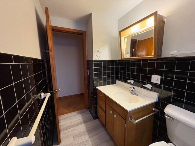 Building Photo - 1115 Lake St