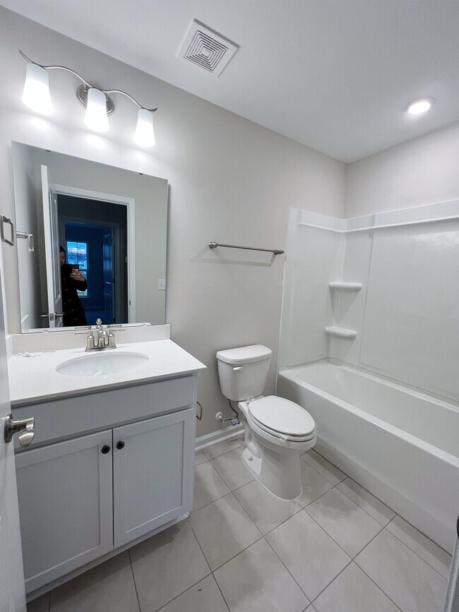 Building Photo - 1106 Crater Lake Way