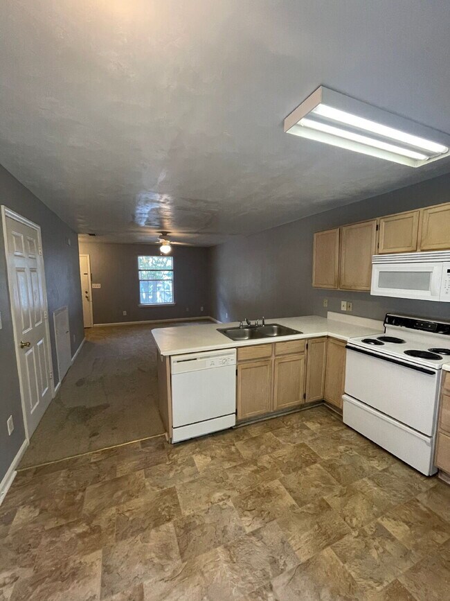 Building Photo - 2/2.5 Townhouse off Tennessee Street - Washer and Dryer in unit