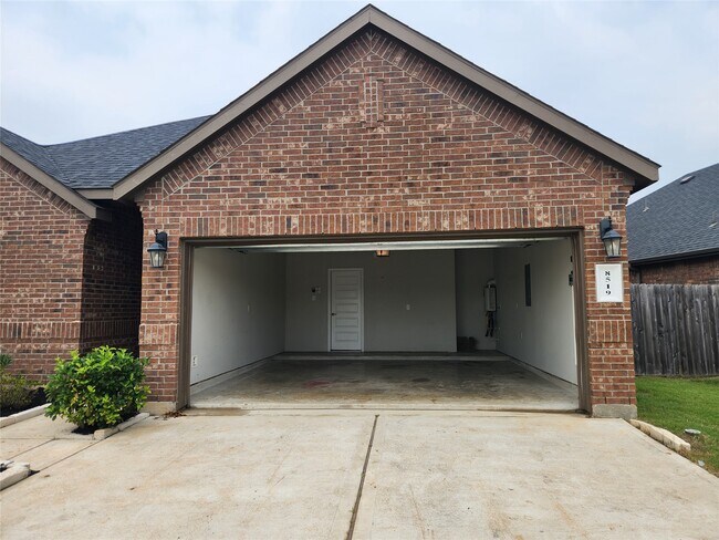 Building Photo - 8519 Golden Field Dr