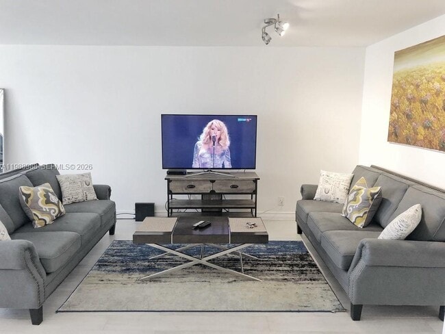 Building Photo - 400 Leslie Dr