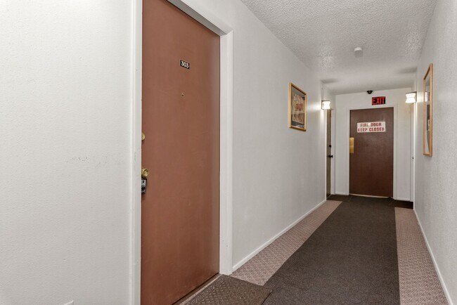 Building Photo - 3611 E San Miguel St