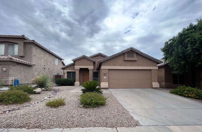 Building Photo - 4 BEDROOM WITH POOL
