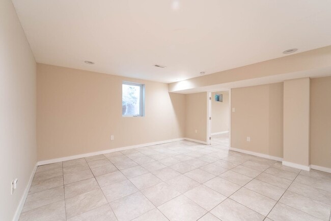 Building Photo - 5 BD 3 BA Oxon Hill, MD home is ideal for ...