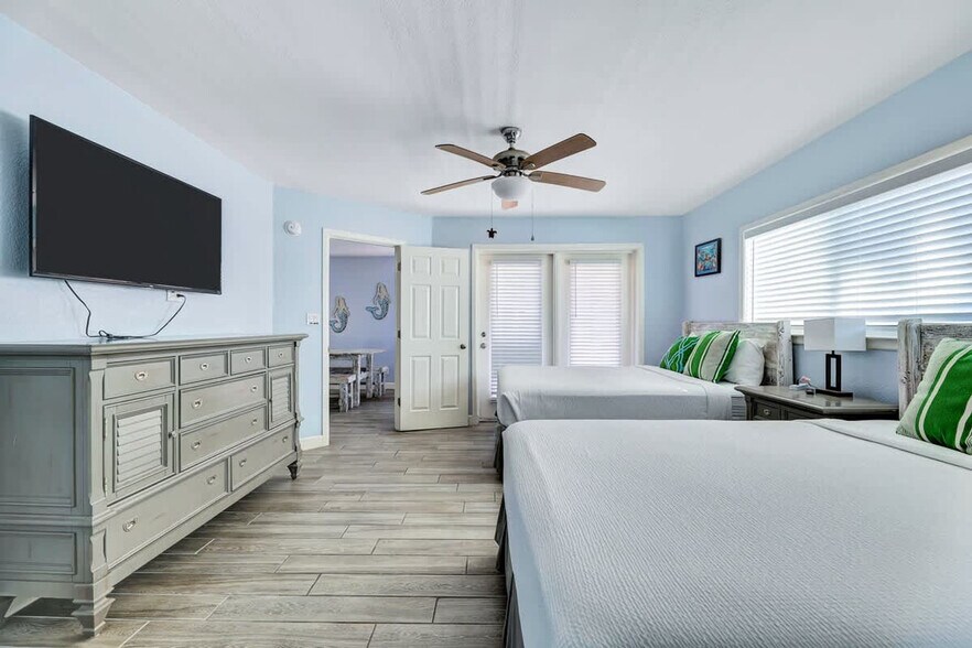 Building Photo - 132 E Gardenia St