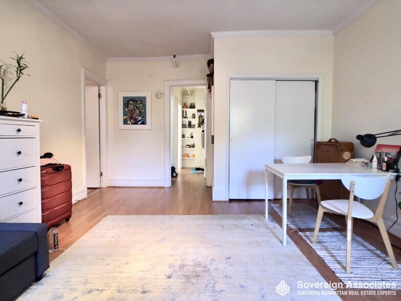 Building Photo - 320 W 106th St