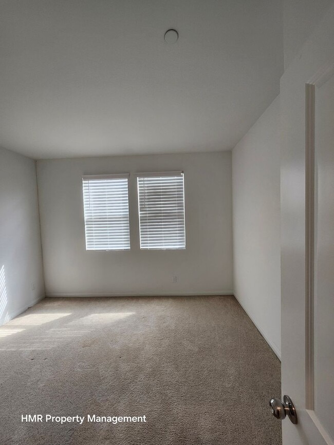 Building Photo - Beautiful two story 5 bedroom in ontario R...