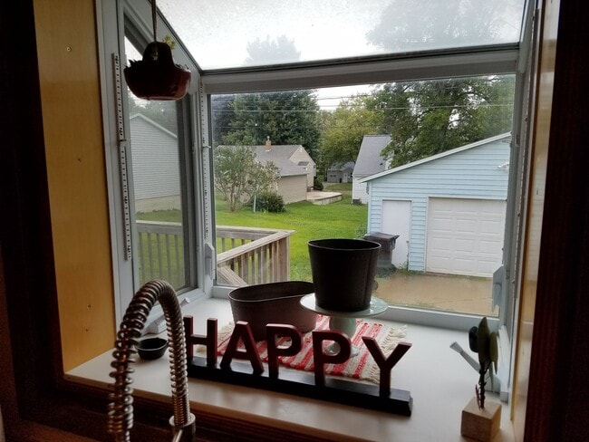 Building Photo - Cedar Falls House Available June 1st