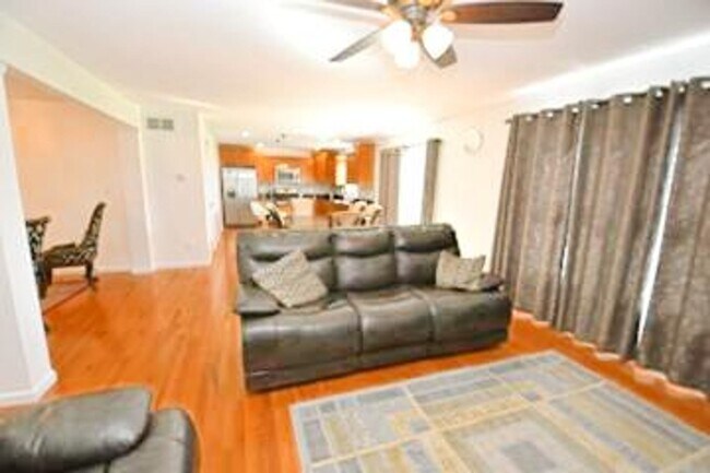 Building Photo - Short or long term Executive 4 bedroom 2.5 bath home available fully furnished!