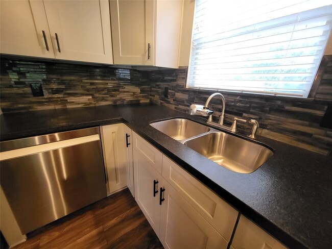 Building Photo - 30 Rdg Crk Dr