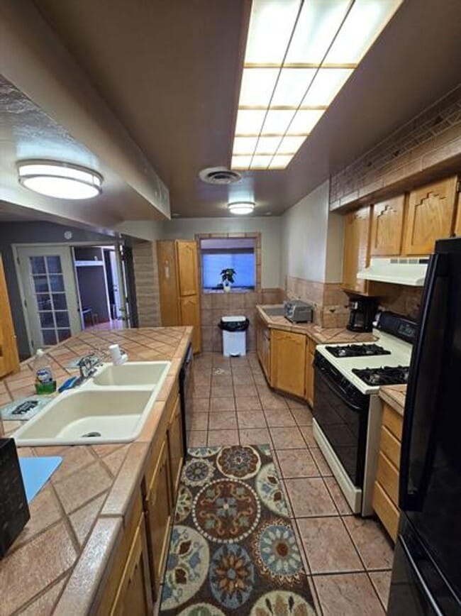Building Photo - Spacious 3 bedroom/ 2 bath home with R/V parking
