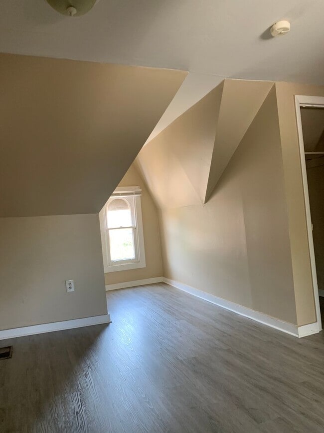 Building Photo - Newly Renovated 3 Bedroom House