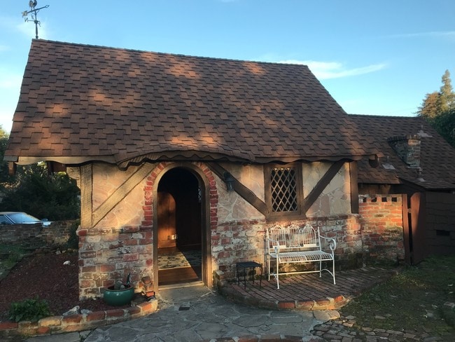 Building Photo - Adorable storybook studio cottage