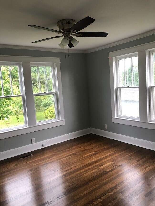 Building Photo - Newly Remodeled 3/2 with open floor plan