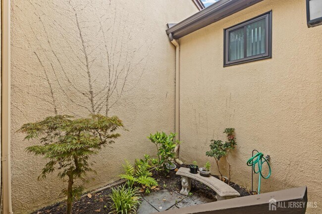 Building Photo - 130 Sayre Dr