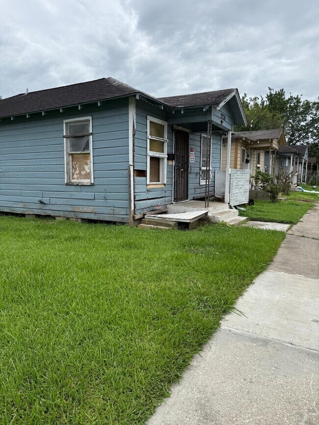 Building Photo - 2238 Hutton St