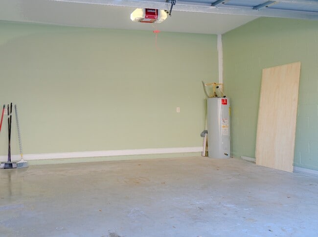 Building Photo - Modern 3-Bed Townhome with Garage & Patio in Casselberry – In-Unit Laundry, Central AC!