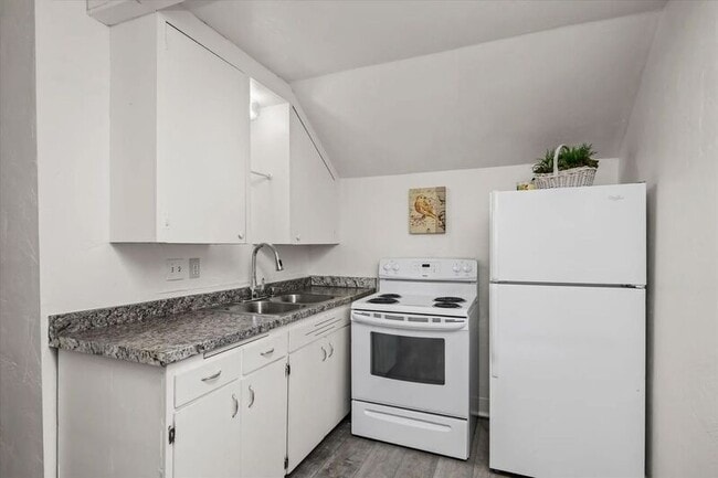 Building Photo - 561 1/2 Madison Street