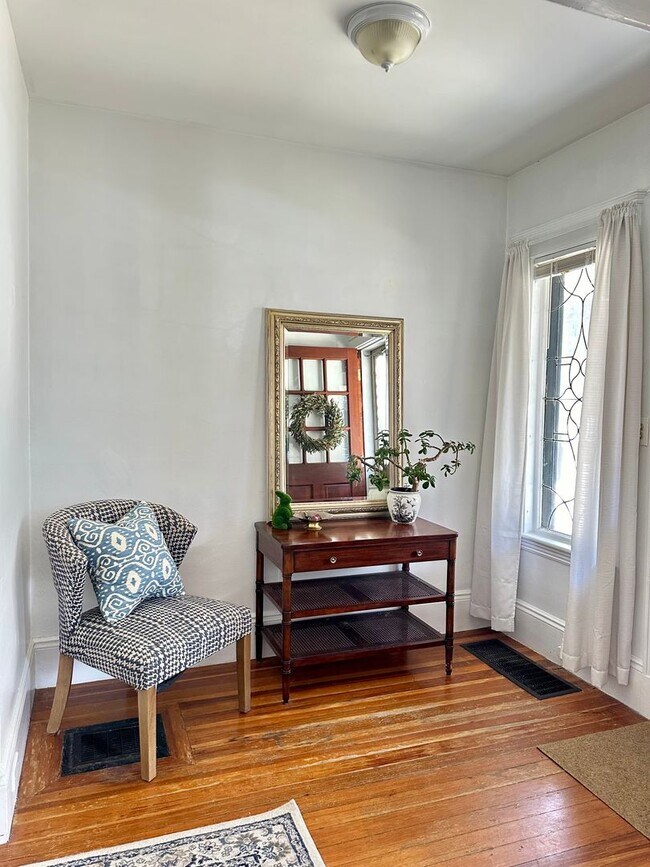 Building Photo - The Perfect 2bed/1bath with Porch, Private...