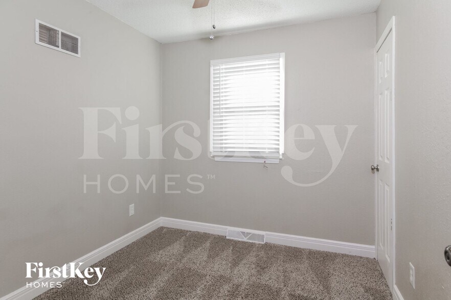 Building Photo - 717 NE Westwind Dr