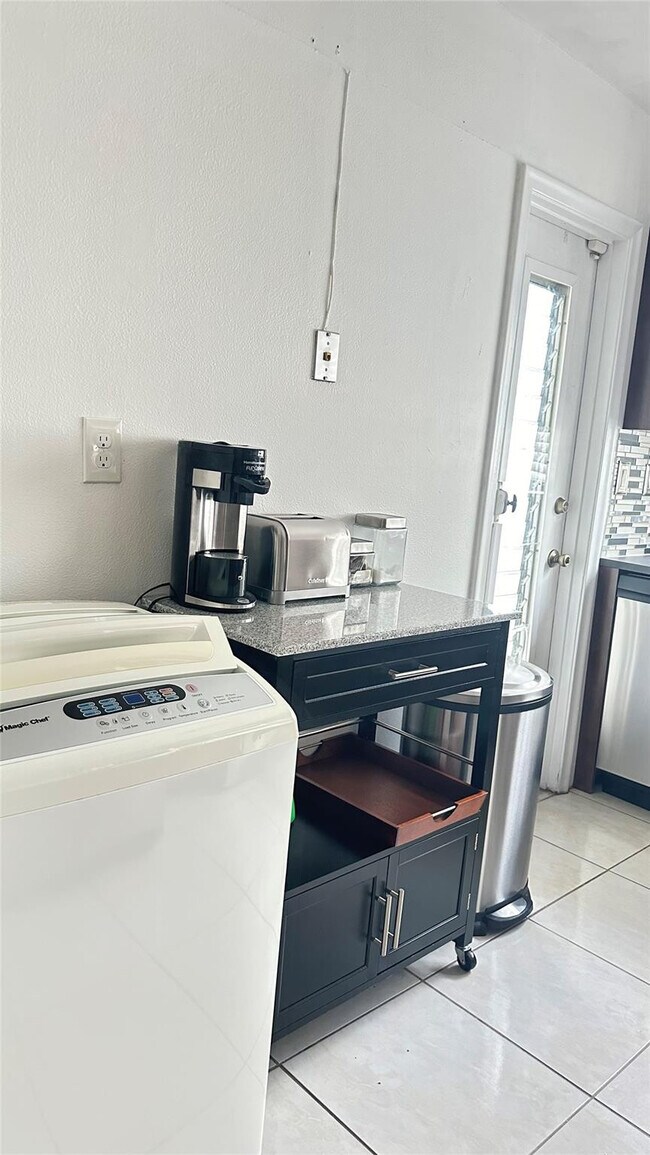 Building Photo - 4046 NW 19th St