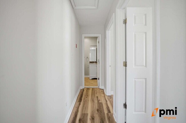 Building Photo - 3 BEDROOM 2.5 BATH WITH FENCED IN YARD AND DETACHED GARAGE FOR RENT IN NORFOLK!