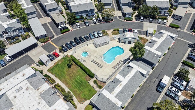 Building Photo - Spacious 2 Bed, 2 Bath Condo in Desirable Northwood