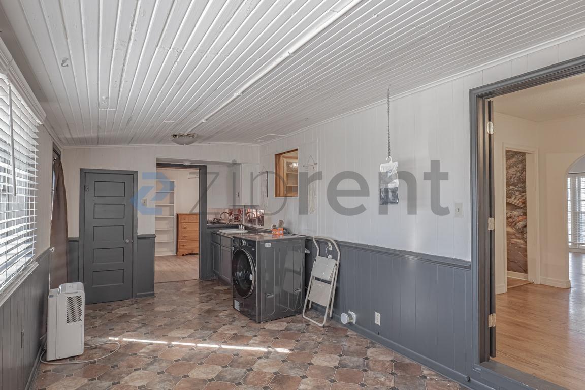 Building Photo - 1418 W Shepherd St