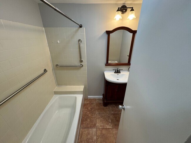 Building Photo - Fantastic 4 Bed 3.5 Bath Townhome With Sun...
