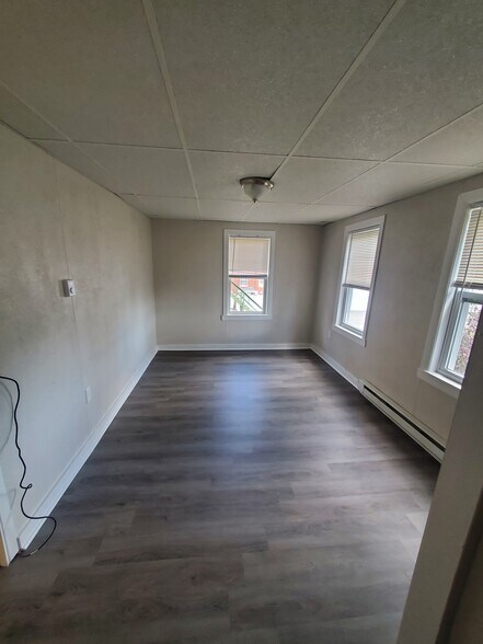 Building Photo - 20 W Maple St
