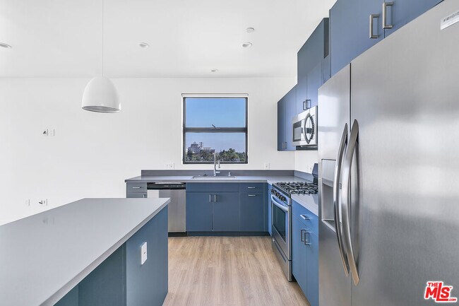 Building Photo - 747 Lillian Way